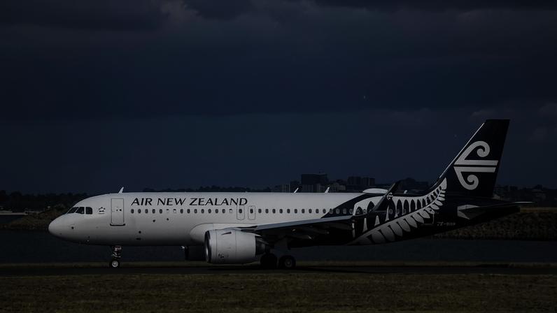 Um Boeing 737 da Air New Zealand se prepara para decolar do Aeroporto Internacional de Sydney