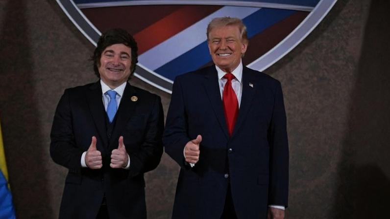 O presidente dos EUA, Donald Trump, e o presidente da Argentina, Javier Milei (à esquerda), na Cúpula "Escudo das Américas", no Trump National Doral Miami, na Flórida