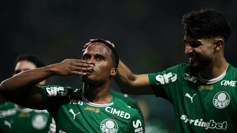 John Arias comemora gol no Brasileirão com Flaco Lopez, do Palmeiras