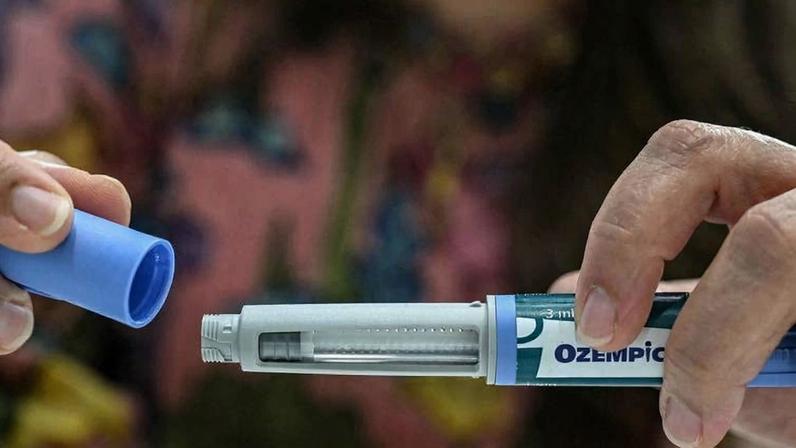 Médica segura caneta de Ozempic em clínica na Índia