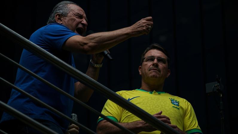 O pastor Silas Malafaia e o senador Flávio Bolsonaro em ato bolsonarista na avenida Paulista, em SP