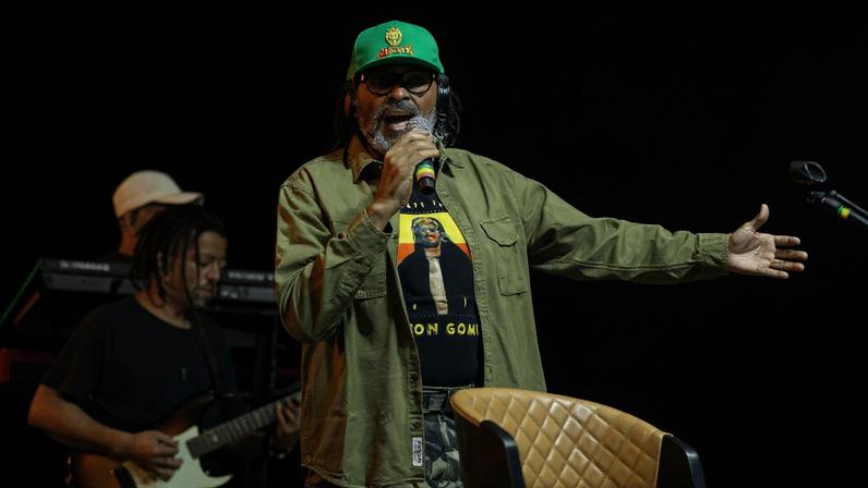 O cantor brasileiro Edson Gomes se apresenta durante show no festival Lollapalooza Brasil