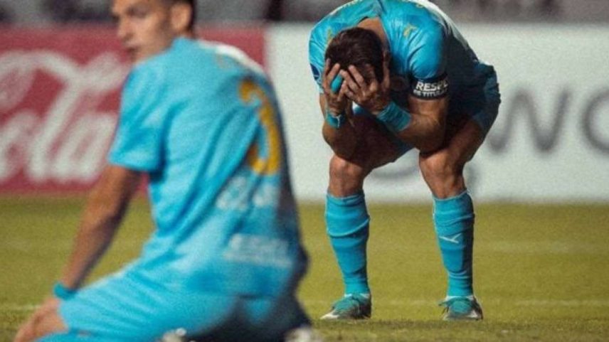 Kevin Silva fica incrédulo ao perder um gol inacreditável