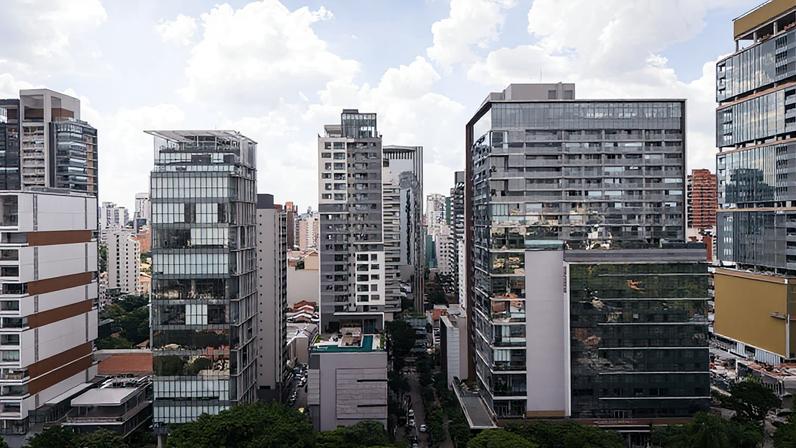 Vista de edifícios novos localizados na avenida Rebouças, no bairro de Pinheiros, em São Paulo