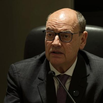 Governador interino do RJ completa mês em vida dupla sob temor de cortes