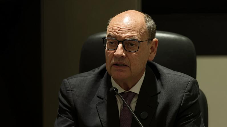 O governador interino do Rio de Janeiro, Ricardo Couto, durante entrevista coletiva no Tribunal de Justiça