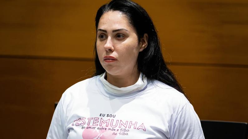 Monique Medeiros durante sessão no Tribunal do Júri, no Rio; acusada pela morte do filho Henry Borel, ela nega participação no crime