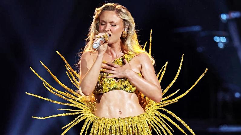 Zara Larsson se apresenta durante a cerimônia de estreia do Grammy 2026