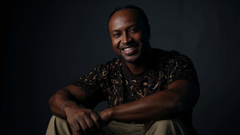 Retrato de estúdio do cantor Thiaguinho para o lançamento de seu novo disco