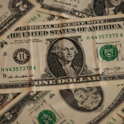 Dólar abaixo de R$5 sinaliza momento favorável para compra, dizem analistas