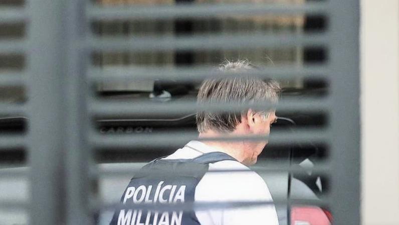 Jair Bolsonaro chega em sua casa após concessão de prisão domiciliar