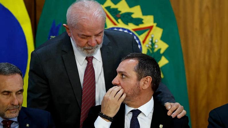 O presidente Lula (PT) conversa com o diretor geral da Polícia Federal, Andrei Rodrigues, durante cerimônia de assinatura do contrato de Fortalecimento do Plano Amazônia em 2024, no Palácio do Planalto.