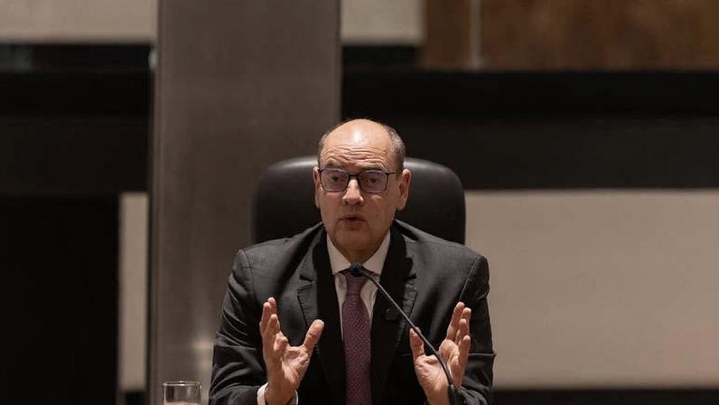 O governador interino do Rio de Janeiro, Ricardo Couto, durante entrevista coletiva no Tribunal de Justiça