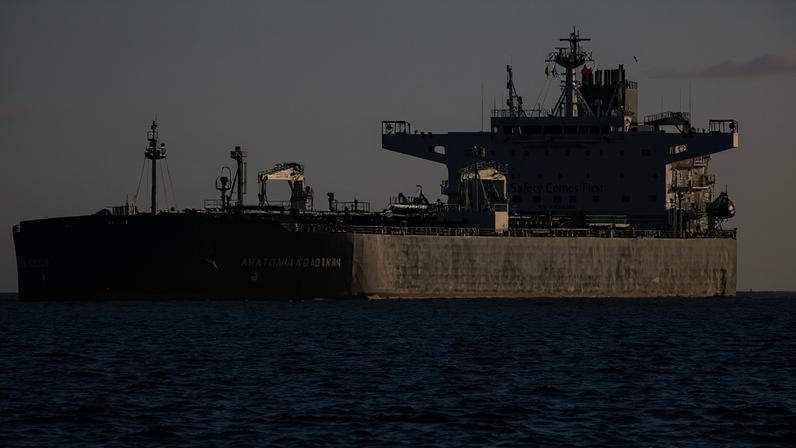 Navio petroleiro grande navegando em mar calmo sob céu claro. Nome do navio visível na lateral: Anatolii Kholodnyi.