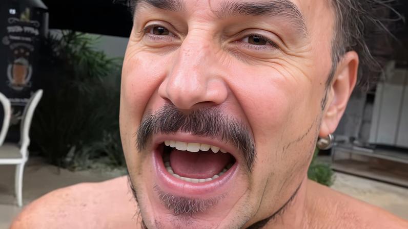 Latino aparece irreconhecível nas redes e fãs o comparam a Cauby Peixoto