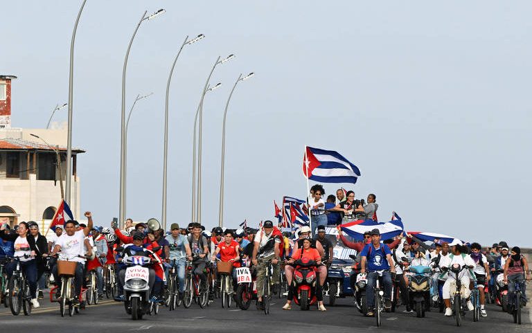 Jovens fazem marcha anti-imperialista em Havana, capital cubana