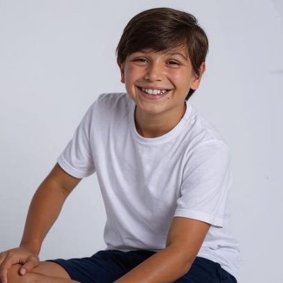 Ator mirim viverá humorista em musical e cita Paulo Gustavo como ídolo