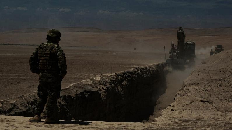 Membro do Exército do Chile perto de uma vala escavada como parte do plano 'Escudo Fronteiriço' em Arica, perto da fronteira com o Peru, para conter imigração ilegal