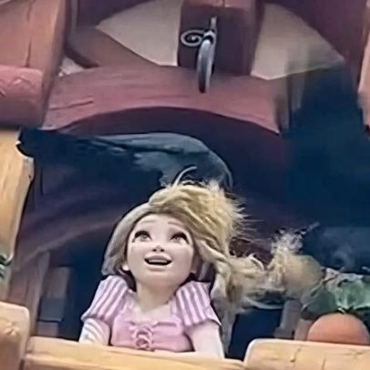 Rapunzel sai de torre após corvos comerem seu cabelo em parque Disney no Japão