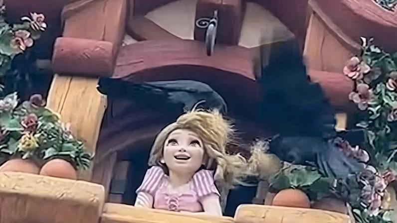 Robô da personagem Rapunzel é atacada por corvos