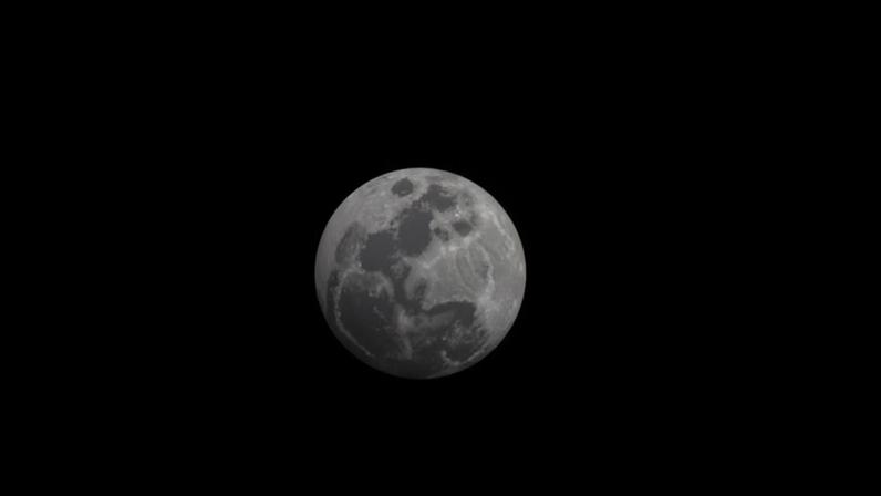 Lua cheia visível no centro de um céu completamente escuro, mostrando detalhes das crateras e manchas na superfície lunar.