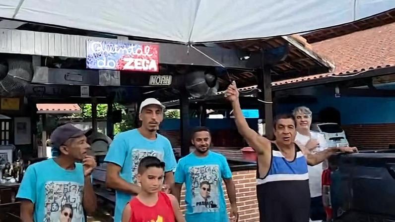 Zeca Pagodinho distribui ovos de Páscoa à comunidade de Xerém