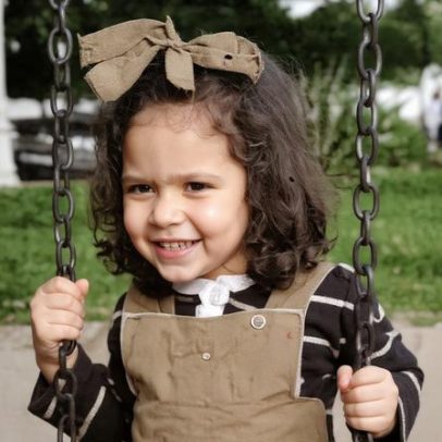 Quem é a famosa da foto de infância? Descubra