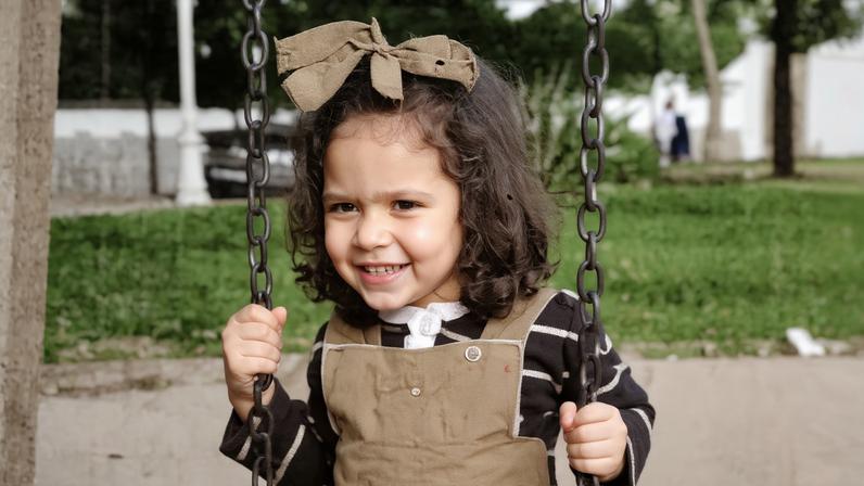 Quem é a famosa da foto de infância? Descubra