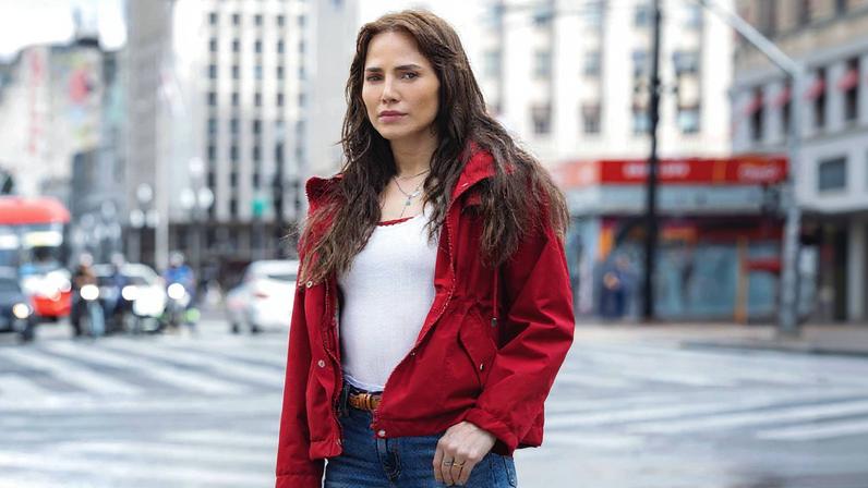 Adriana (Leticia Colin) vê sua vida desmoronar por causa de uma enchente em São Paulo