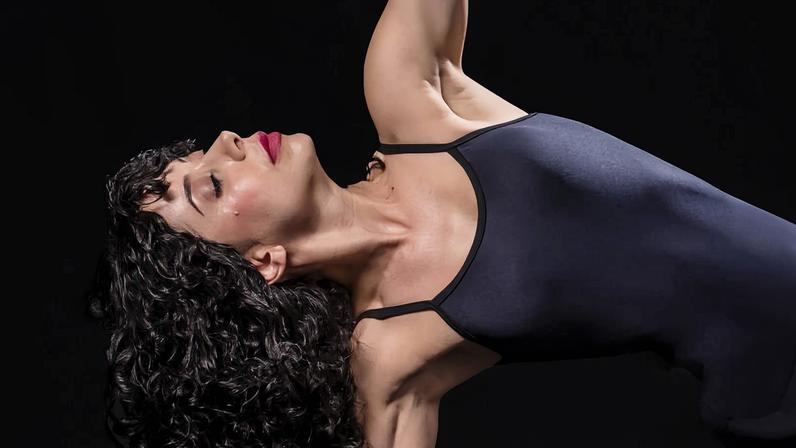 A atriz Marisol Marcondes como Alex no musical 'Flashdance'