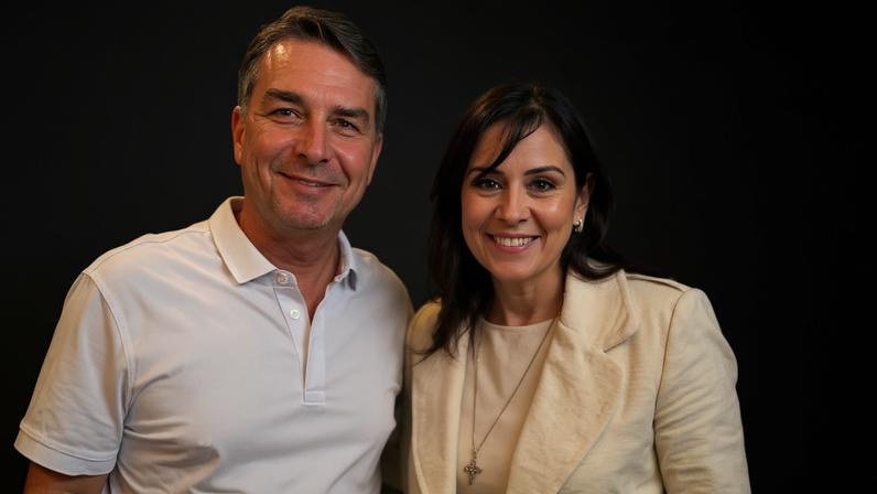 O senador Flávio Bolsonaro com a deputada federal Simone Marquetto, que pode ser sua vice na chapa para a presidência da República