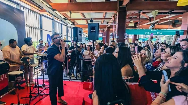 Diogo Nogueira faz show na estação Pinheiros do Metrô de São Paulo, em 2024