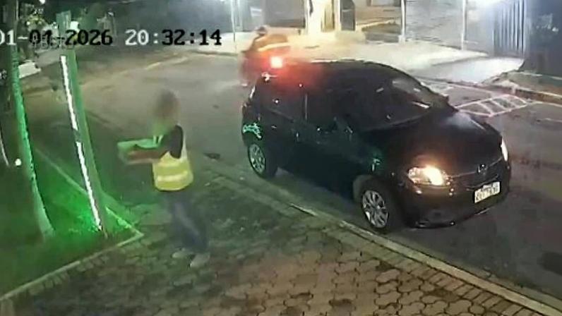 Entregador joga encomenda e quebra, no Rio