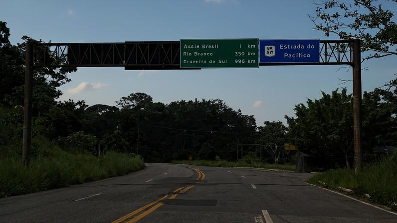 Rodovia do Pacífico na fronteira entre Brasil e Peru; as cidades fronteiriças são Assis Brasil (AC) e Iñapari