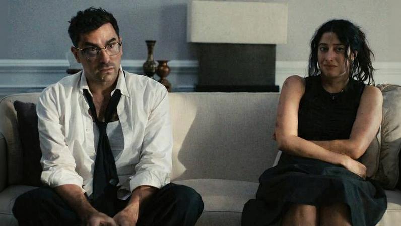 Dan Levy e Taylor Ortega em cena da série 'Erros Épicos', da Netflix