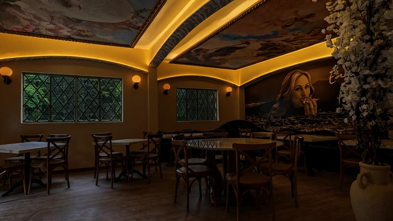 Salão da pizzaria mescla imagem de Julia Roberts em ‘Comer, Rezar e Amar’ e versões de pinturas renascentistas