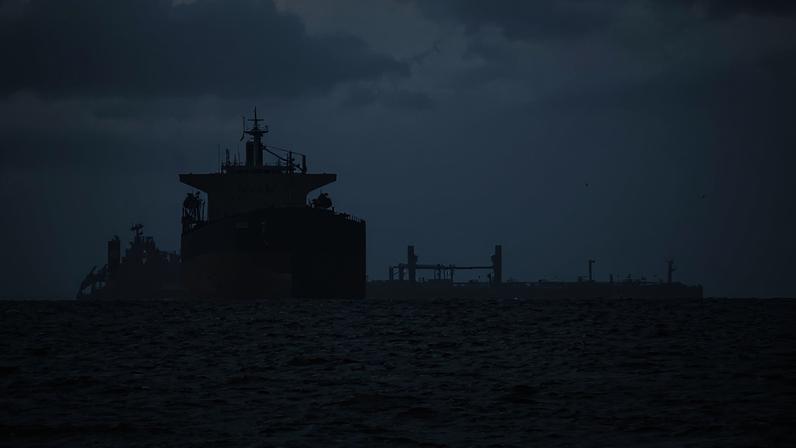 Navios parados perto do estreito de Hormuz, junto à costa de Omã
