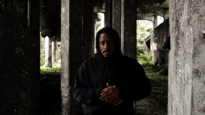 O rapper carioca BK em ensaio de fotos da celebração dos dez anos do disco 'Castelos & Ruínas'