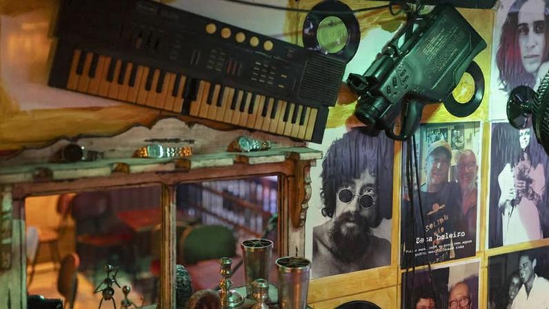 Fotos de artistas da MPB decoram parede do bar no térreo da Galeria Musical Julinho Clube