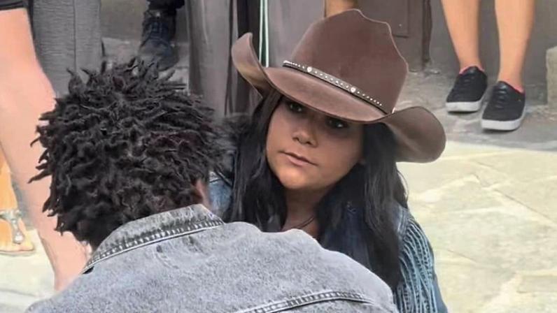 Chaiany Andrade durante gravação para a Globo