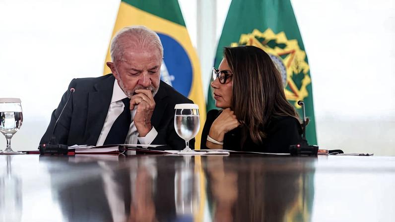 Lula ao lado da primeira-dama, Janja, durante sanção de leis protetivas às mulheres no Palácio do Planalto