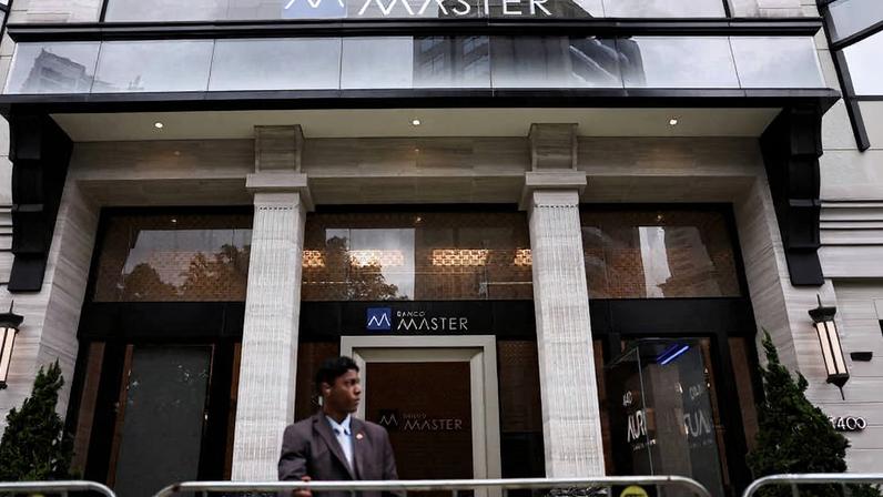 Segurança na frente da fachada do Banco Master, em São Paulo, em novembro de 2025