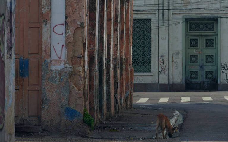 Pichações do Comando Vermelho em paredões de prédios históricos no centro de Manaus