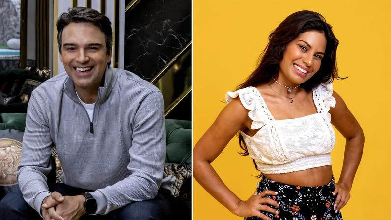 Homem sentado em sofá verde com suéter cinza claro e calça escura, sorrindo para a câmera em ambiente interno com decoração elegante. Mulher em pé diante de fundo amarelo, vestindo blusa branca de renda e saia preta estampada, sorrindo com as mãos na cintura.