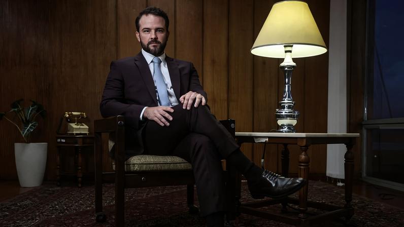 O ministro da Fazenda, Dario Durigan, em seu gabinete em Brasília