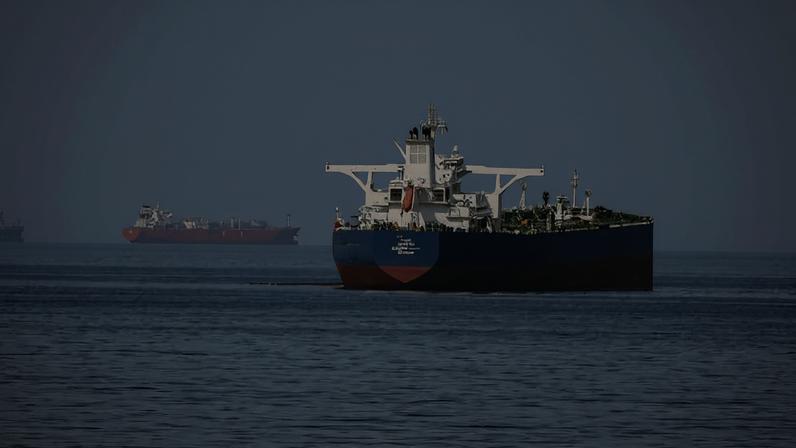 Cargueiros no Canal de Suez, em 11 de março de 2026