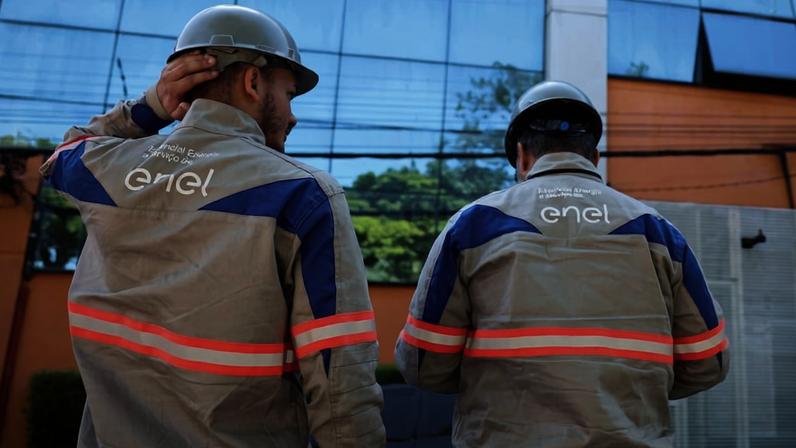 Funcionários da Enel atendem ocorrência de falta de energia na zona leste de São Paulo