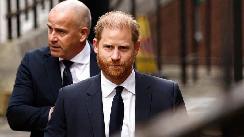 O príncipe Harry chega ao Tribunal Superior de Londres para depor em ação judicial