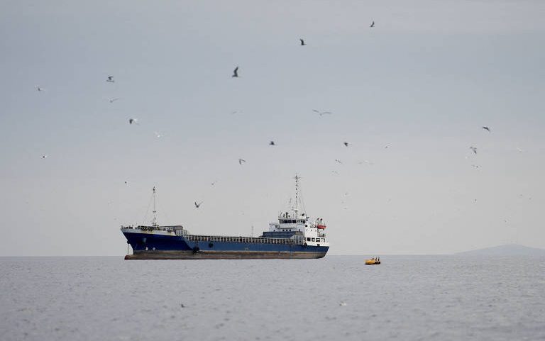 Navio no estreito de Hormuz, na costa de Omã