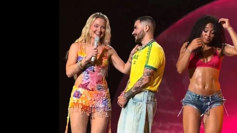 A cantora pop sueca Zara Larsson interage com fã brasileiro no palco do Coachella 2026, nos Estados Unidos